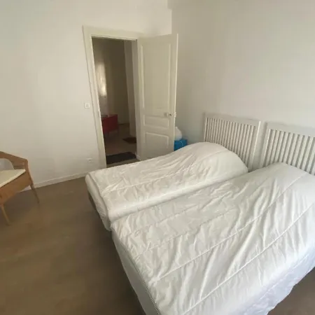 Appartement Charmant T3 Lumineux Avec Cuisine Neuve Et Proche Plages A Saint Charles, - Fr-1-239-968